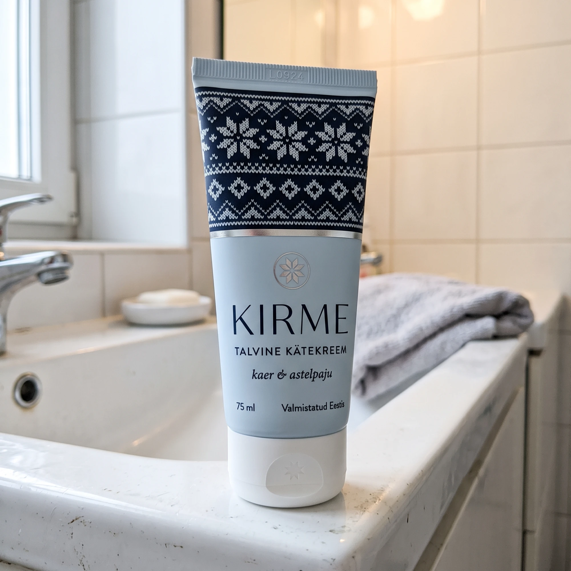 KIRME kätekreemi tavaline hetkefoto vannitoas