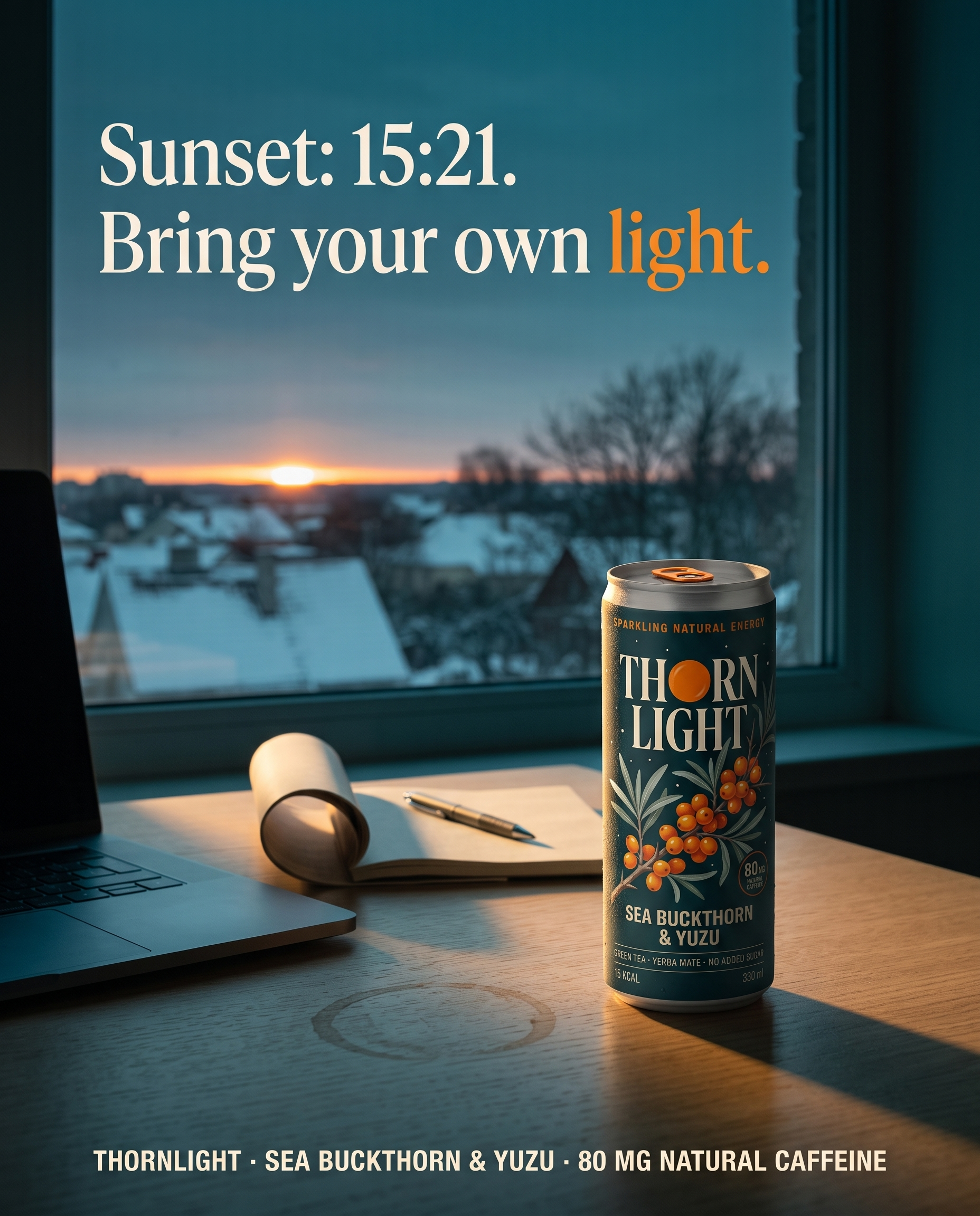 Valmis THORNLIGHT reklaam: purk töölaual talvise päikeseloojangu ajal, pealkiri „Sunset: 15:21.“